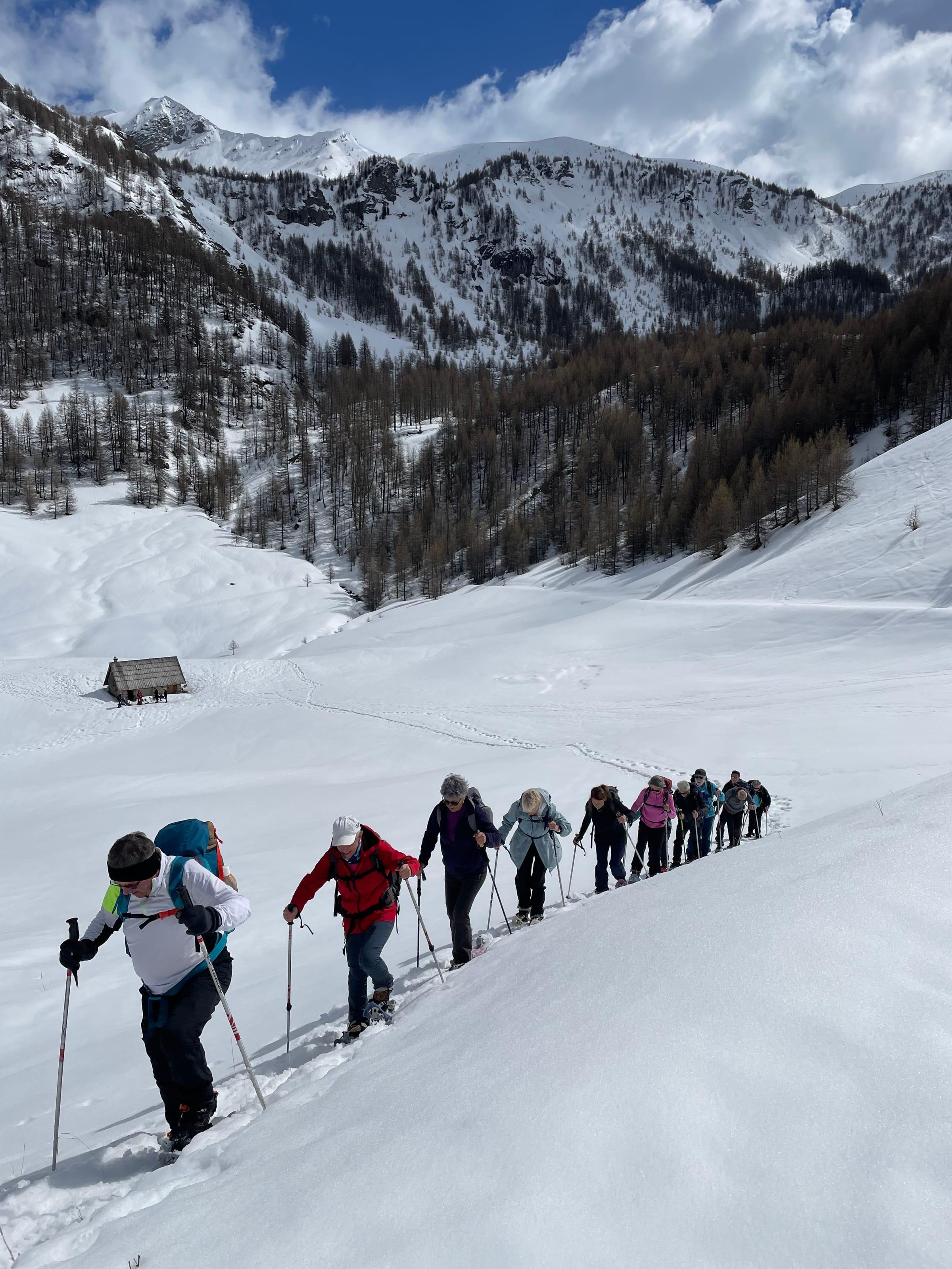Groupe en randonnée vers la Cabane de Tente Yvonne